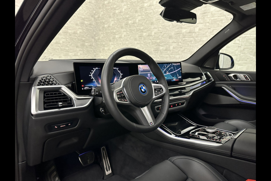 BMW X5 50e M-Performance Seats | M-Sport Pro | 360 Camera | Soft-Close | Panorama | Indiv. Leder | 4-Zone Clima | Stoelventilatie | Head-Up | Harman-Kardon | Keyless-Entry | Memory | M-Gordels | Stuurverwarming | Stoelverwarming V+A | Zonwering | Parfumering | Iso-Glas | Iconic-Glow | Beker Koeling & Verwarming | Standkachel | Carplay |