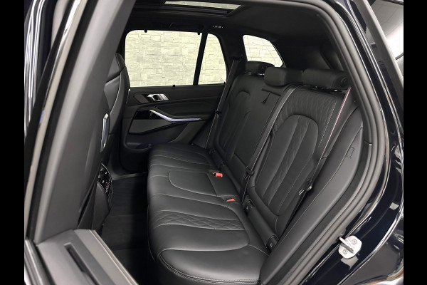 BMW X5 50e M-Performance Seats | M-Sport Pro | 360 Camera | Soft-Close | Panorama | Indiv. Leder | 4-Zone Clima | Stoelventilatie | Head-Up | Harman-Kardon | Keyless-Entry | Memory | M-Gordels | Stuurverwarming | Stoelverwarming V+A | Zonwering | Parfumering | Iso-Glas | Iconic-Glow | Beker Koeling & Verwarming | Standkachel | Carplay |