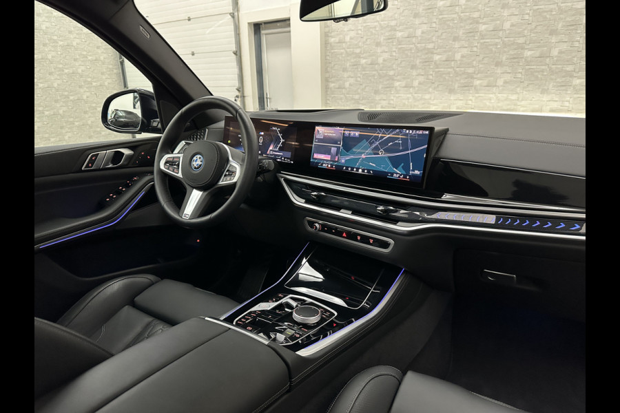 BMW X5 50e M-Performance Seats | M-Sport Pro | 360 Camera | Soft-Close | Panorama | Indiv. Leder | 4-Zone Clima | Stoelventilatie | Head-Up | Harman-Kardon | Keyless-Entry | Memory | M-Gordels | Stuurverwarming | Stoelverwarming V+A | Zonwering | Parfumering | Iso-Glas | Iconic-Glow | Beker Koeling & Verwarming | Standkachel | Carplay |