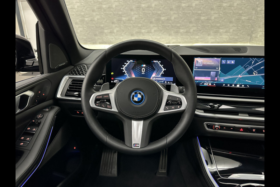 BMW X5 50e M-Performance Seats | M-Sport Pro | 360 Camera | Soft-Close | Panorama | Indiv. Leder | 4-Zone Clima | Stoelventilatie | Head-Up | Harman-Kardon | Keyless-Entry | Memory | M-Gordels | Stuurverwarming | Stoelverwarming V+A | Zonwering | Parfumering | Iso-Glas | Iconic-Glow | Beker Koeling & Verwarming | Standkachel | Carplay |
