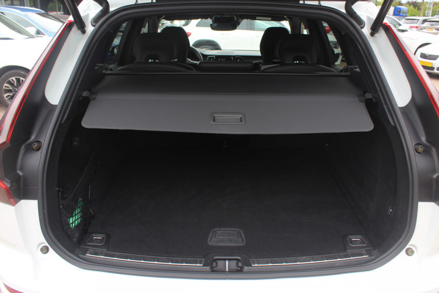 Volvo XC60 2.0 T5 AWD Inscription / Trekhaak / Camera / Luchtvering / Leder / 20'' / Navigatie / Dodehoek / DAB / Cruise Control