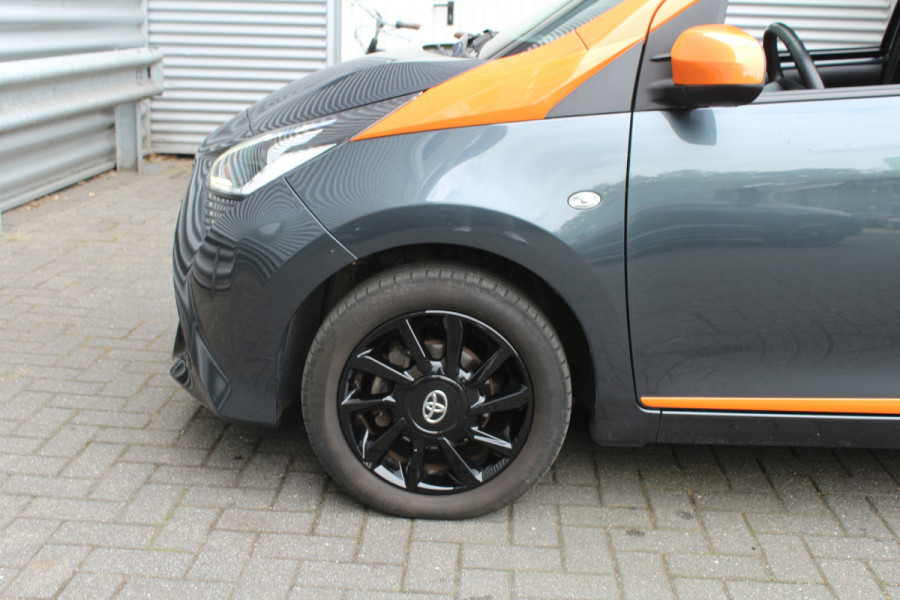 Toyota Aygo 1.0 VVT-i 73pk x-JBL NL-Auto NAP Clima Navi Carplay Camera 15"LMV