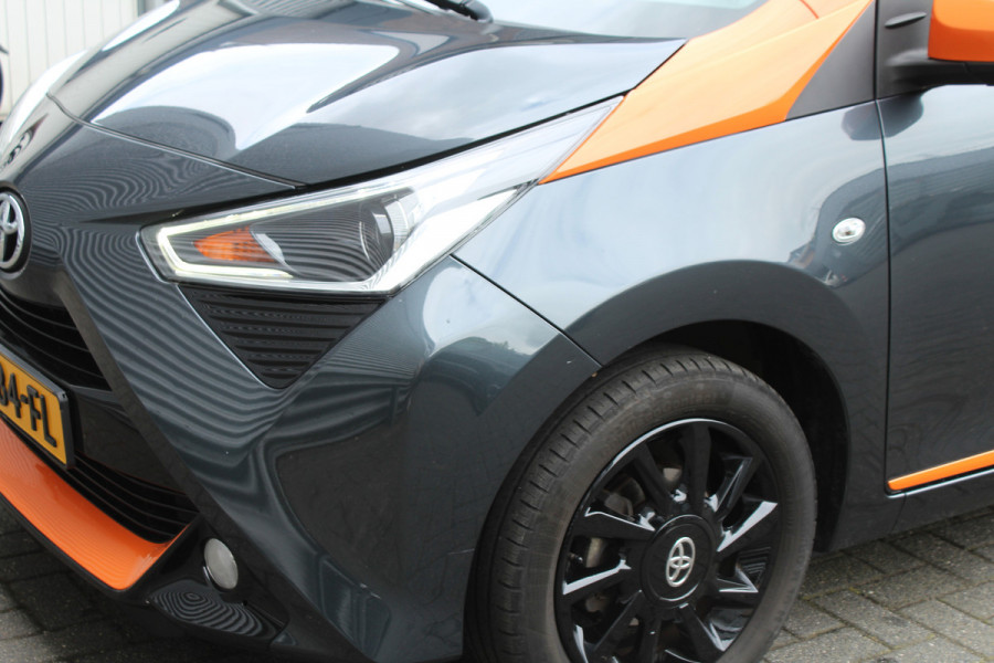Toyota Aygo 1.0 VVT-i 73pk x-JBL NL-Auto NAP Clima Navi Carplay Camera 15"LMV