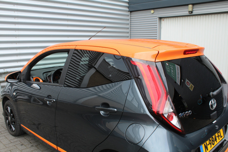 Toyota Aygo 1.0 VVT-i 73pk x-JBL NL-Auto NAP Clima Navi Carplay Camera 15"LMV