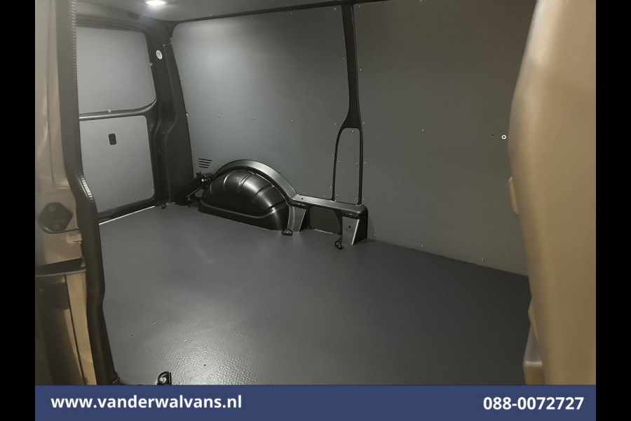 Volkswagen Transporter 2.0 TDI L2H1 Euro6 Airco | Apple Carplay | Android Auto | Trekhaak | Cruisecontrol Parkeersensoren