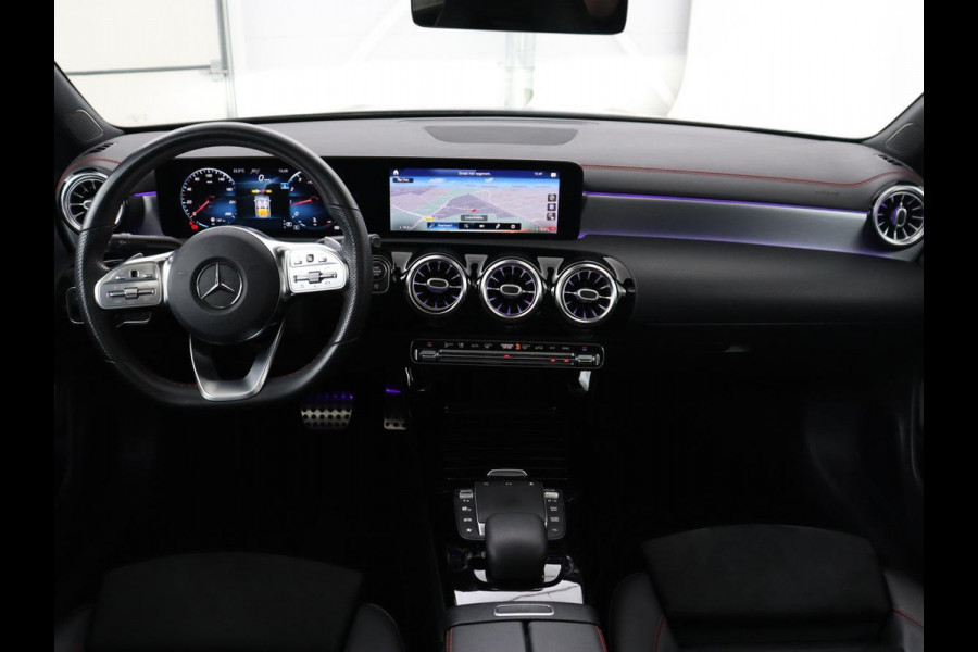 Mercedes-Benz CLA-Klasse 200 Business Solution AMG | Panoramadak | Adaptive cruise | Carplay | Stoelverwarming | Camera | Matrix LED | Keyless | Navigatie | Leder/Alcantara | Widescreen | Designo Lak
