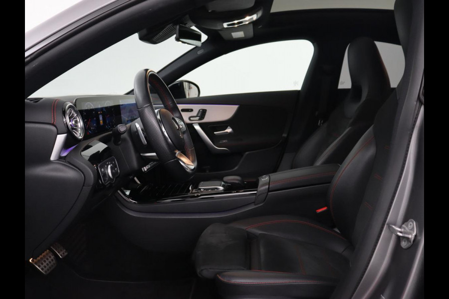 Mercedes-Benz CLA-Klasse 200 Business Solution AMG | Panoramadak | Adaptive cruise | Carplay | Stoelverwarming | Camera | Matrix LED | Keyless | Navigatie | Leder/Alcantara | Widescreen | Designo Lak
