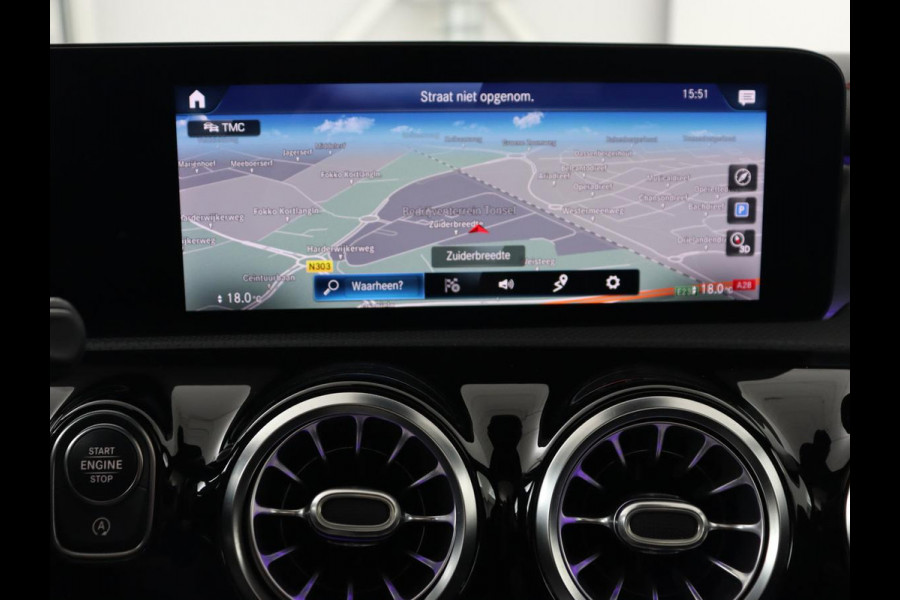 Mercedes-Benz CLA-Klasse 200 Business Solution AMG | Panoramadak | Adaptive cruise | Carplay | Stoelverwarming | Camera | Matrix LED | Keyless | Navigatie | Leder/Alcantara | Widescreen | Designo Lak
