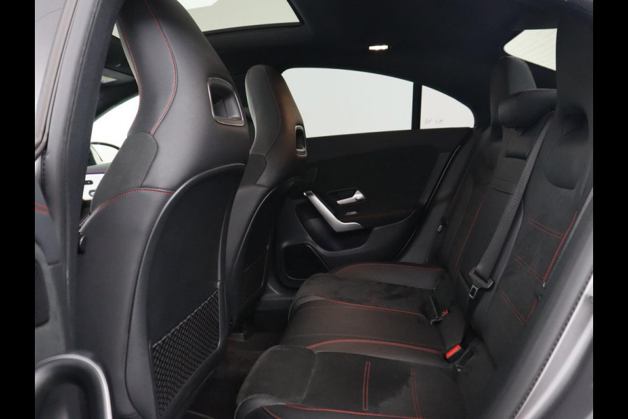 Mercedes-Benz CLA-Klasse 200 Business Solution AMG | Panoramadak | Adaptive cruise | Carplay | Stoelverwarming | Camera | Matrix LED | Keyless | Navigatie | Leder/Alcantara | Widescreen | Designo Lak