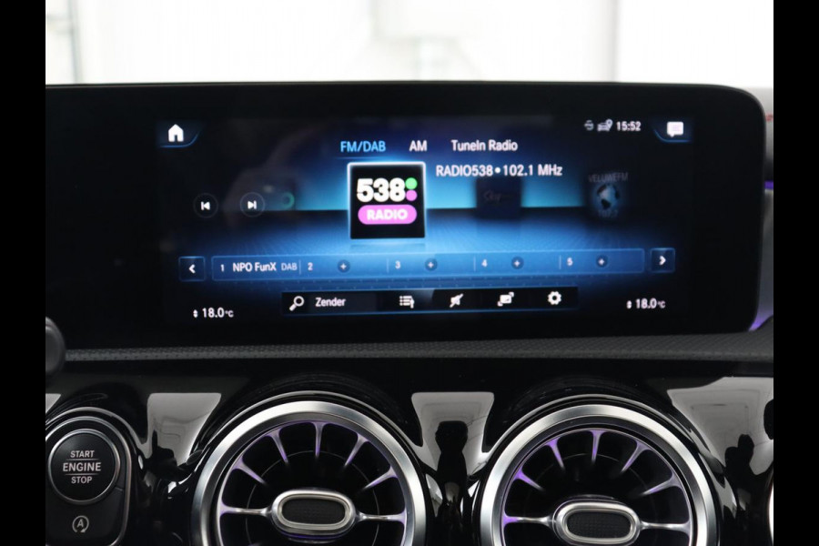 Mercedes-Benz CLA-Klasse 200 Business Solution AMG | Panoramadak | Adaptive cruise | Carplay | Stoelverwarming | Camera | Matrix LED | Keyless | Navigatie | Leder/Alcantara | Widescreen | Designo Lak