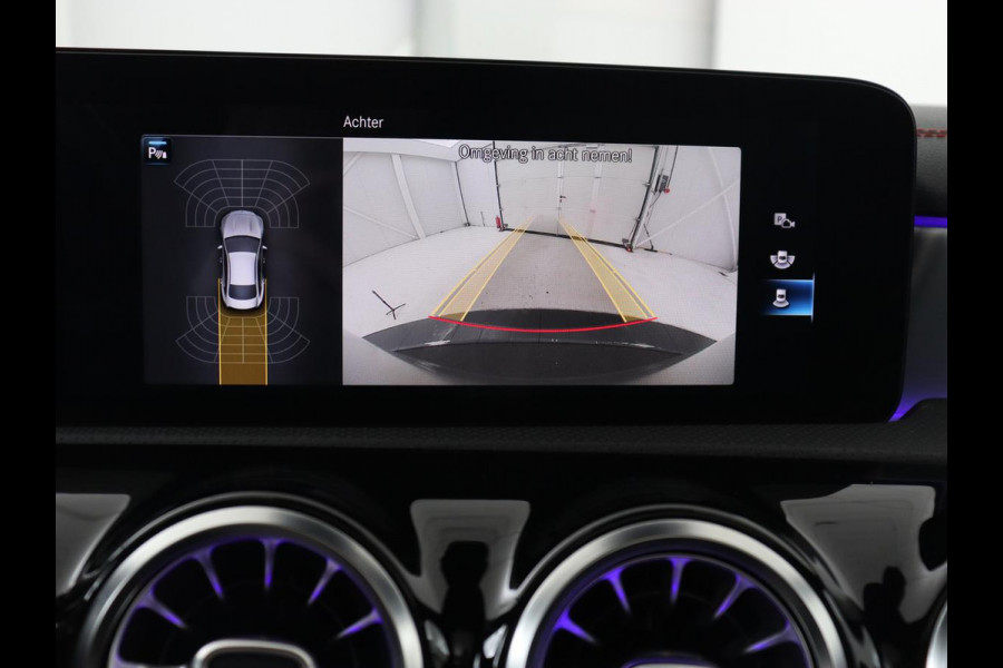 Mercedes-Benz CLA-Klasse 200 Business Solution AMG | Panoramadak | Adaptive cruise | Carplay | Stoelverwarming | Camera | Matrix LED | Keyless | Navigatie | Leder/Alcantara | Widescreen | Designo Lak