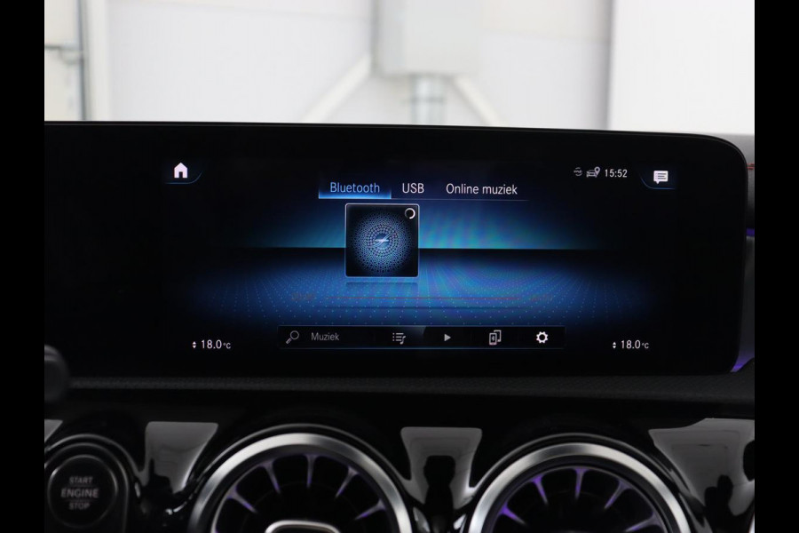 Mercedes-Benz CLA-Klasse 200 Business Solution AMG | Panoramadak | Adaptive cruise | Carplay | Stoelverwarming | Camera | Matrix LED | Keyless | Navigatie | Leder/Alcantara | Widescreen | Designo Lak