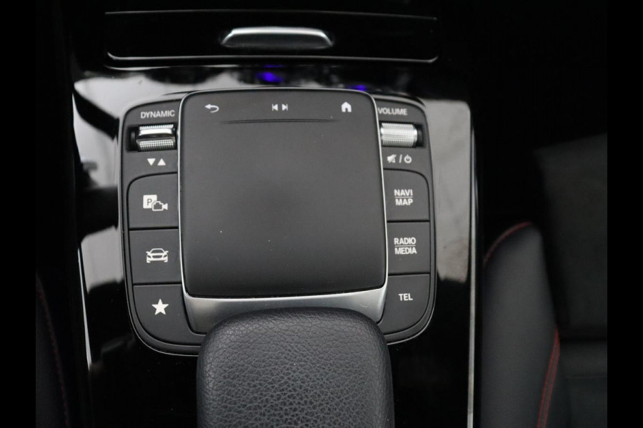 Mercedes-Benz CLA-Klasse 200 Business Solution AMG | Panoramadak | Adaptive cruise | Carplay | Stoelverwarming | Camera | Matrix LED | Keyless | Navigatie | Leder/Alcantara | Widescreen | Designo Lak