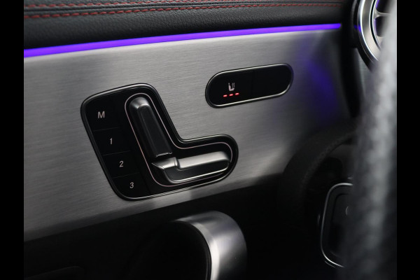 Mercedes-Benz CLA-Klasse 200 Business Solution AMG | Panoramadak | Adaptive cruise | Carplay | Stoelverwarming | Camera | Matrix LED | Keyless | Navigatie | Leder/Alcantara | Widescreen | Designo Lak