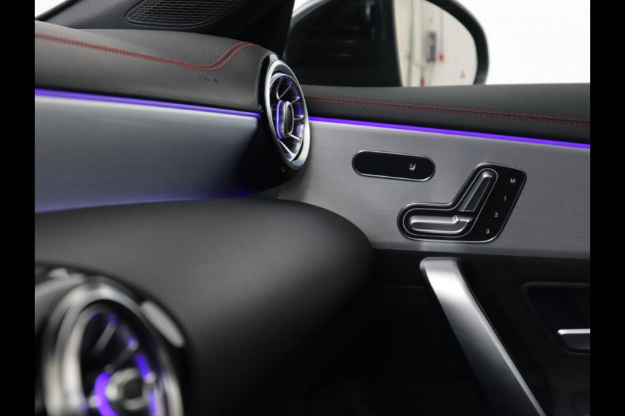 Mercedes-Benz CLA-Klasse 200 Business Solution AMG | Panoramadak | Adaptive cruise | Carplay | Stoelverwarming | Camera | Matrix LED | Keyless | Navigatie | Leder/Alcantara | Widescreen | Designo Lak