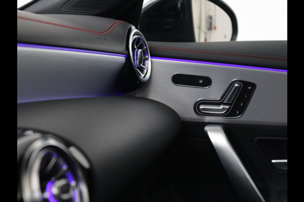 Mercedes-Benz CLA-Klasse 200 Business Solution AMG | Panoramadak | Adaptive cruise | Carplay | Stoelverwarming | Camera | Matrix LED | Keyless | Navigatie | Leder/Alcantara | Widescreen | Designo Lak