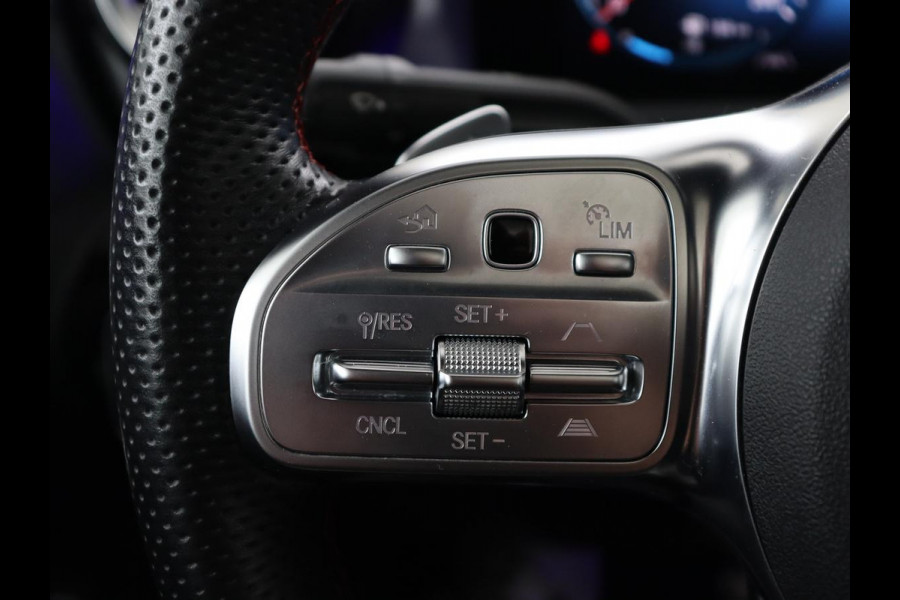Mercedes-Benz CLA-Klasse 200 Business Solution AMG | Panoramadak | Adaptive cruise | Carplay | Stoelverwarming | Camera | Matrix LED | Keyless | Navigatie | Leder/Alcantara | Widescreen | Designo Lak