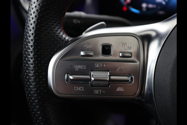Mercedes-Benz CLA-Klasse 200 Business Solution AMG | Panoramadak | Adaptive cruise | Carplay | Stoelverwarming | Camera | Matrix LED | Keyless | Navigatie | Leder/Alcantara | Widescreen | Designo Lak