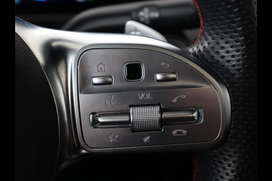 Mercedes-Benz CLA-Klasse 200 Business Solution AMG | Panoramadak | Adaptive cruise | Carplay | Stoelverwarming | Camera | Matrix LED | Keyless | Navigatie | Leder/Alcantara | Widescreen | Designo Lak