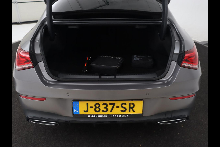 Mercedes-Benz CLA-Klasse 200 Business Solution AMG | Panoramadak | Adaptive cruise | Carplay | Stoelverwarming | Camera | Matrix LED | Keyless | Navigatie | Leder/Alcantara | Widescreen | Designo Lak