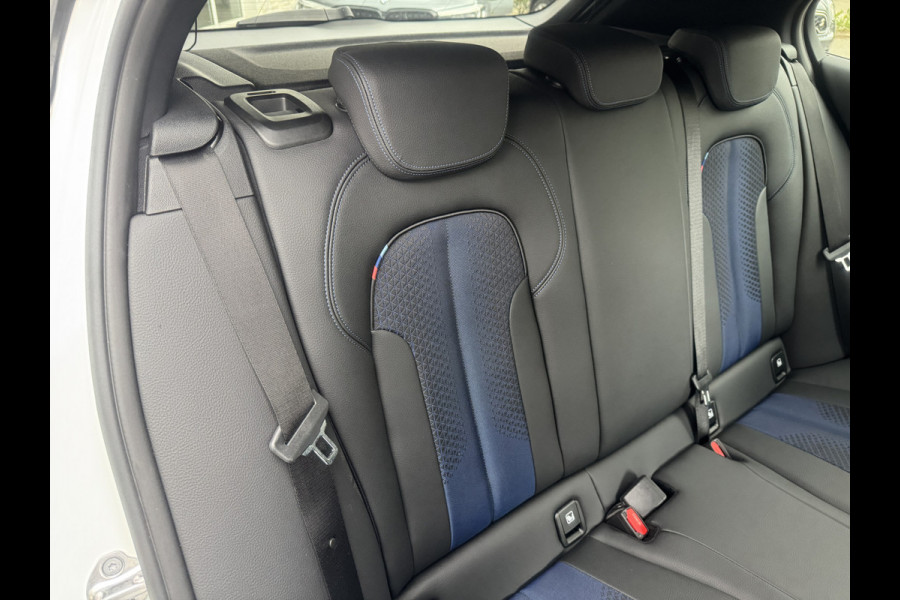 BMW 1-serie 118i High Exe, M-Pakket DAB-tuner, Apple/Android, Lichtpakket .Neem contact op en we maken een afspraak!