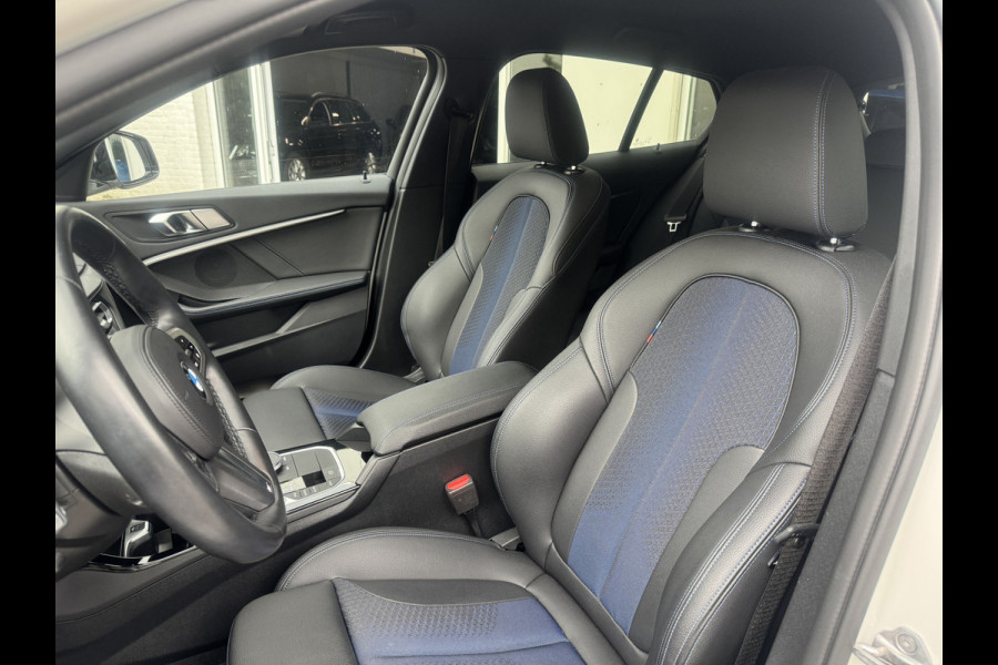 BMW 1-serie 118i High Exe, M-Pakket DAB-tuner, Apple/Android, Lichtpakket .Neem contact op en we maken een afspraak!