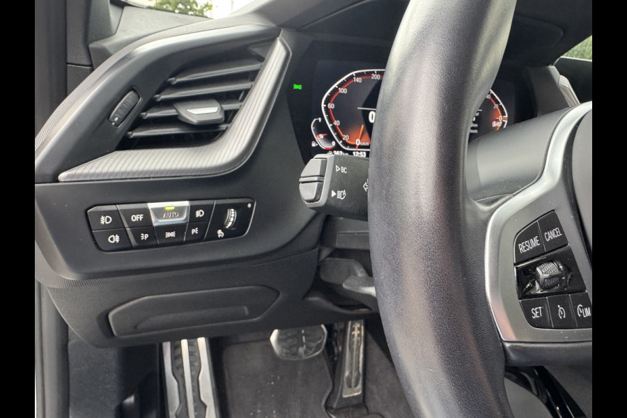 BMW 1-serie 118i High Exe, M-Pakket DAB-tuner, Apple/Android, Lichtpakket .Neem contact op en we maken een afspraak!