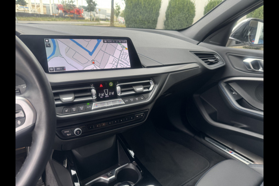 BMW 1-serie 118i High Exe, M-Pakket DAB-tuner, Apple/Android, Lichtpakket .Neem contact op en we maken een afspraak!