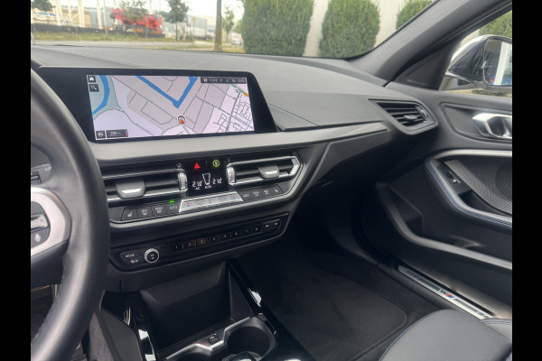BMW 1-serie 118i High Exe, M-Pakket DAB-tuner, Apple/Android, Lichtpakket .Neem contact op en we maken een afspraak!