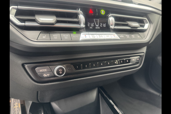 BMW 1-serie 118i High Exe, M-Pakket DAB-tuner, Apple/Android, Lichtpakket .Neem contact op en we maken een afspraak!