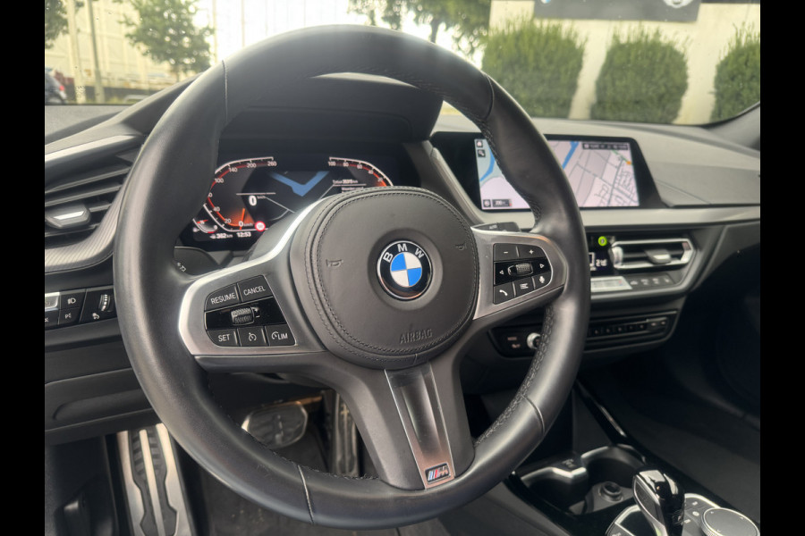 BMW 1-serie 118i High Exe, M-Pakket DAB-tuner, Apple/Android, Lichtpakket .Neem contact op en we maken een afspraak!