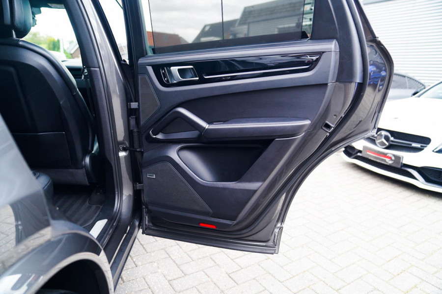 Porsche Cayenne Coupé 3.0 E-Hybrid | Bose | Luchtvering | Achterbankverwarming | 360 Camera