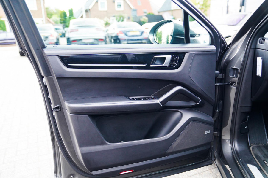 Porsche Cayenne Coupé 3.0 E-Hybrid | Bose | Luchtvering | Achterbankverwarming | 360 Camera