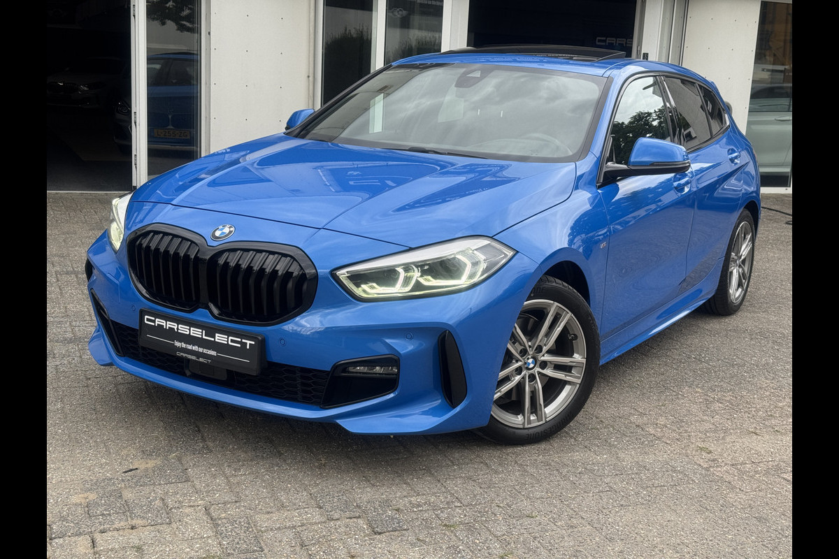 BMW 1-serie 118i High Exe M Pakket Panoramdak, Head-up, Adaptieve Cruise, DAB, trekhaak Comfort toegang .Neem contact op en we maken een afspraak!
