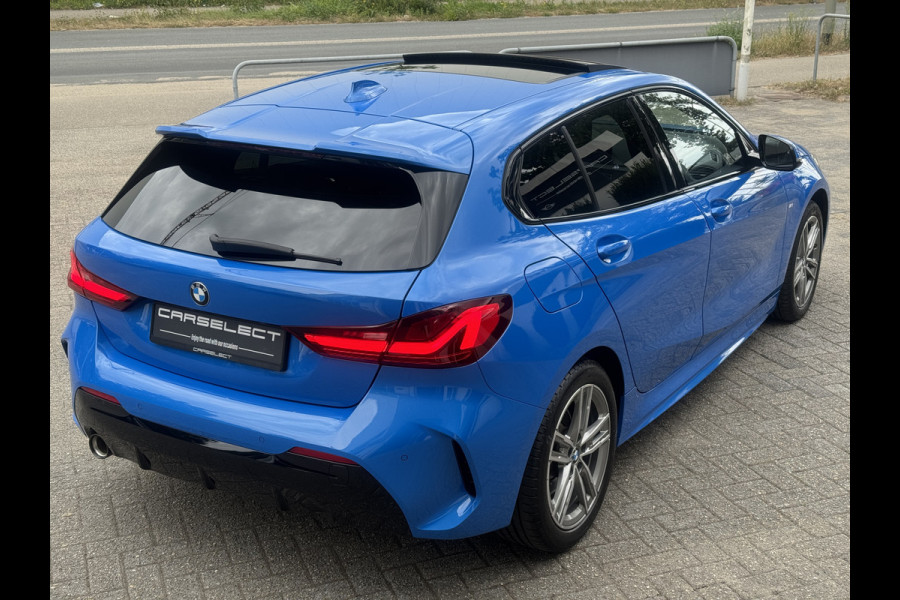 BMW 1-serie 118i High Exe M Pakket Panoramdak, Head-up, Adaptieve Cruise, DAB, trekhaak Comfort toegang .Neem contact op en we maken een afspraak!