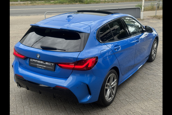 BMW 1-serie 118i High Exe M Pakket Panoramdak, Head-up, Adaptieve Cruise, DAB, trekhaak Comfort toegang .Neem contact op en we maken een afspraak!