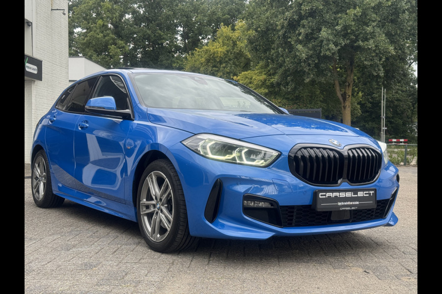 BMW 1-serie 118i High Exe M Pakket Panoramdak, Head-up, Adaptieve Cruise, DAB, trekhaak Comfort toegang .Neem contact op en we maken een afspraak!