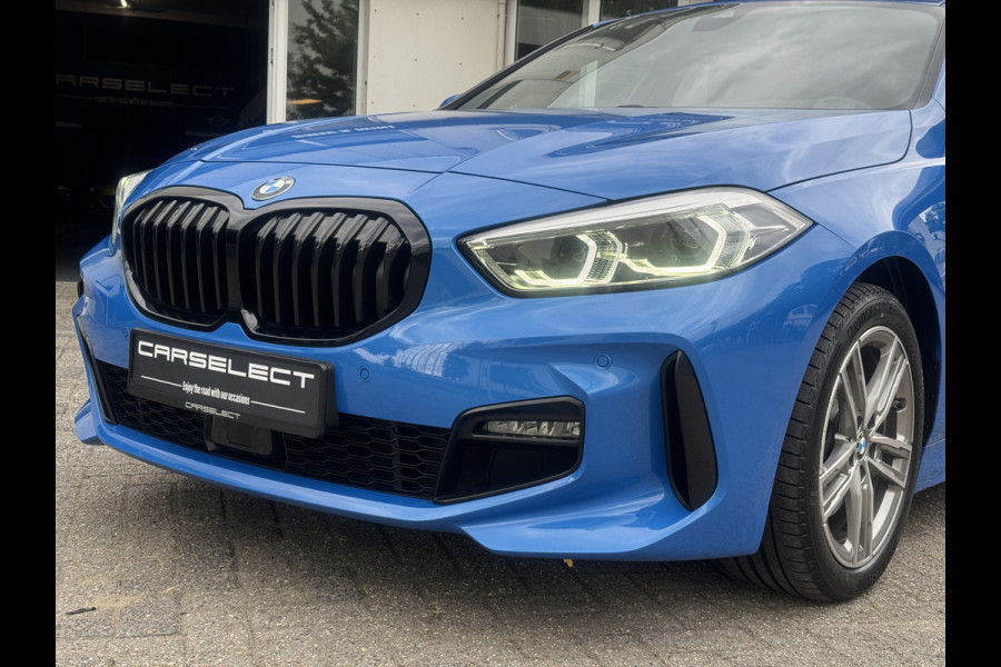 BMW 1-serie 118i High Exe M Pakket Panoramdak, Head-up, Adaptieve Cruise, DAB, trekhaak Comfort toegang .Neem contact op en we maken een afspraak!