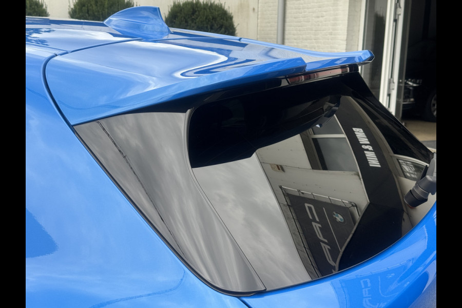 BMW 1-serie 118i High Exe M Pakket Panoramdak, Head-up, Adaptieve Cruise, DAB, trekhaak Comfort toegang .Neem contact op en we maken een afspraak!