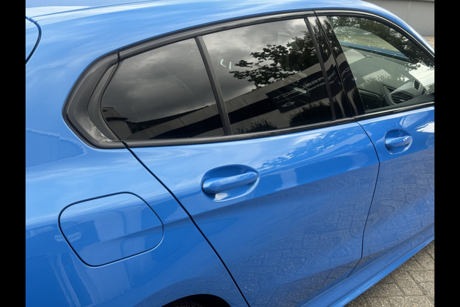 BMW 1-serie 118i High Exe M Pakket Panoramdak, Head-up, Adaptieve Cruise, DAB, trekhaak Comfort toegang .Neem contact op en we maken een afspraak!