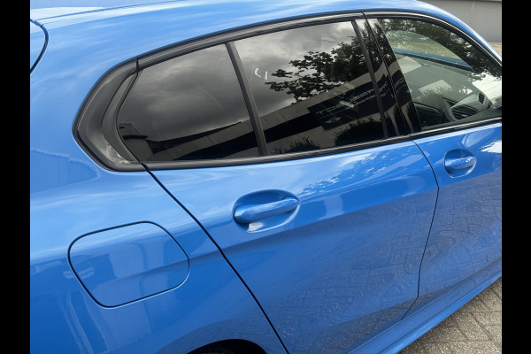 BMW 1-serie 118i High Exe M Pakket Panoramdak, Head-up, Adaptieve Cruise, DAB, trekhaak Comfort toegang .Neem contact op en we maken een afspraak!