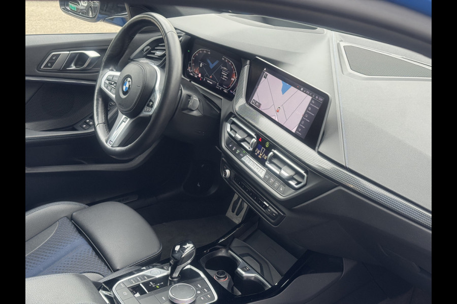 BMW 1-serie 118i High Exe M Pakket Panoramdak, Head-up, Adaptieve Cruise, DAB, trekhaak Comfort toegang .Neem contact op en we maken een afspraak!