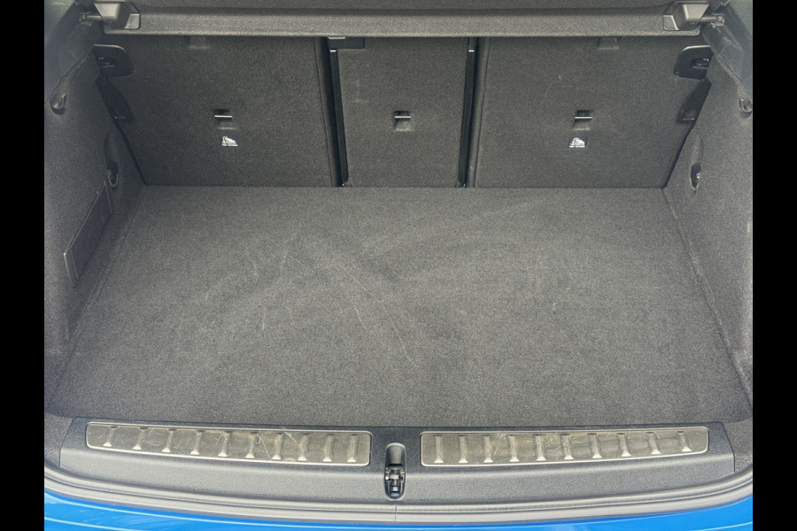 BMW 1-serie 118i High Exe M Pakket Panoramdak, Head-up, Adaptieve Cruise, DAB, trekhaak Comfort toegang .Neem contact op en we maken een afspraak!