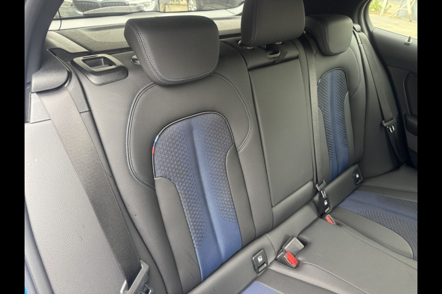 BMW 1-serie 118i High Exe M Pakket Panoramdak, Head-up, Adaptieve Cruise, DAB, trekhaak Comfort toegang .Neem contact op en we maken een afspraak!