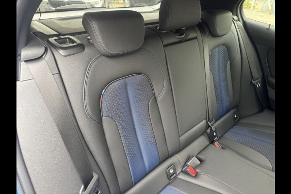 BMW 1-serie 118i High Exe M Pakket Panoramdak, Head-up, Adaptieve Cruise, DAB, trekhaak Comfort toegang .Neem contact op en we maken een afspraak!
