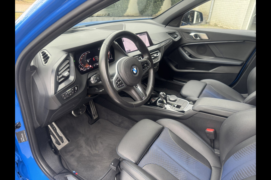 BMW 1-serie 118i High Exe M Pakket Panoramdak, Head-up, Adaptieve Cruise, DAB, trekhaak Comfort toegang .Neem contact op en we maken een afspraak!
