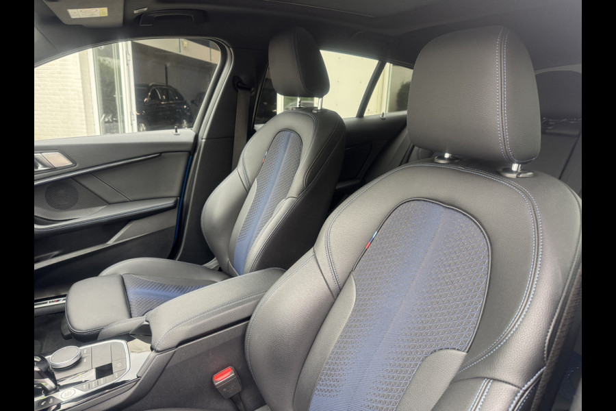 BMW 1-serie 118i High Exe M Pakket Panoramdak, Head-up, Adaptieve Cruise, DAB, trekhaak Comfort toegang .Neem contact op en we maken een afspraak!
