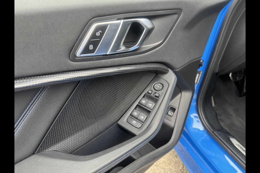 BMW 1-serie 118i High Exe M Pakket Panoramdak, Head-up, Adaptieve Cruise, DAB, trekhaak Comfort toegang .Neem contact op en we maken een afspraak!