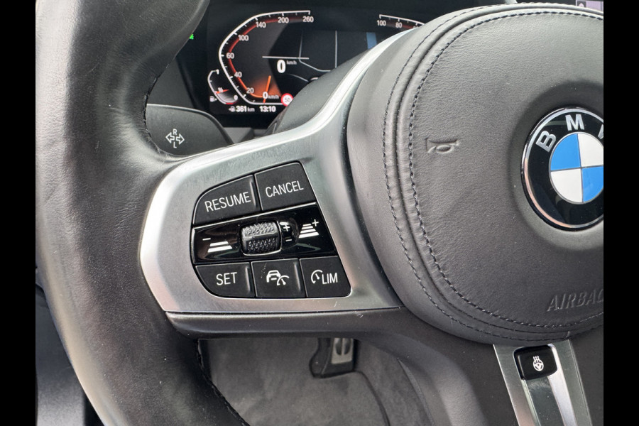 BMW 1-serie 118i High Exe M Pakket Panoramdak, Head-up, Adaptieve Cruise, DAB, trekhaak Comfort toegang .Neem contact op en we maken een afspraak!