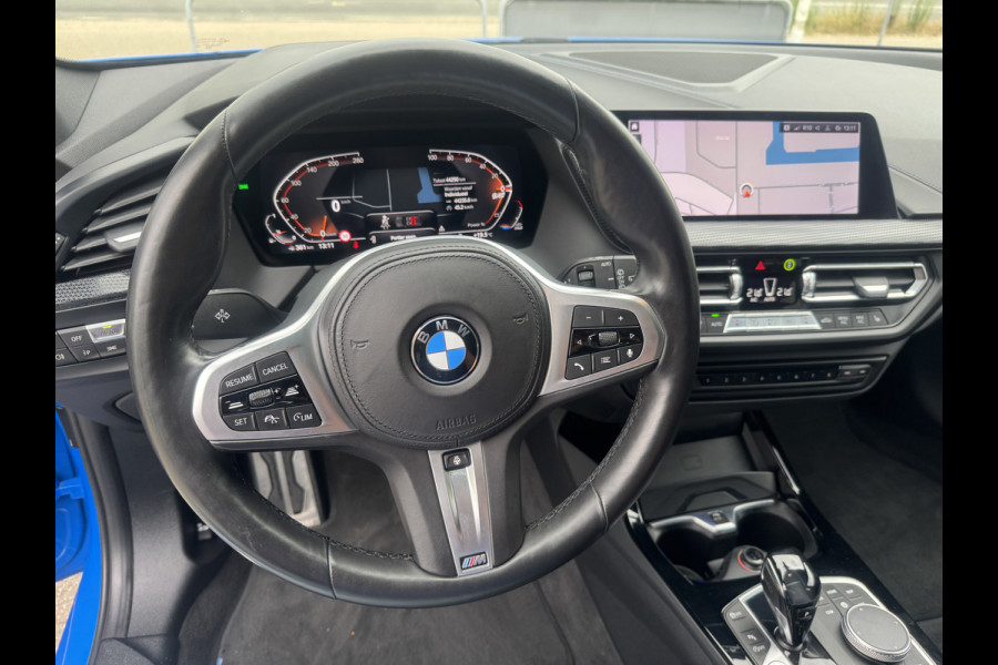 BMW 1-serie 118i High Exe M Pakket Panoramdak, Head-up, Adaptieve Cruise, DAB, trekhaak Comfort toegang .Neem contact op en we maken een afspraak!